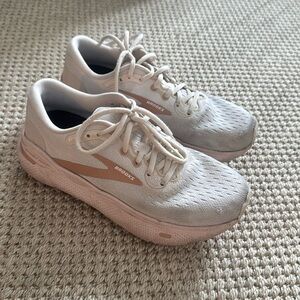 Ghost brooks women’s tennis shoes size 9.5
